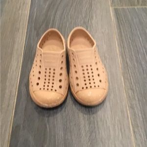 Native pink shoes size C6